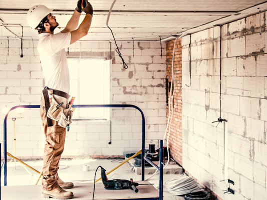 Harte Arbeit auch für die Füße - Die Arbeit auf dem Bau ist hart - auch für die Füße. Orthopädische Einlagen helfen.