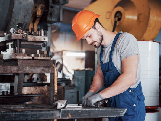 Körpereinsatz für unseren Konsum - Tätigkeiten im Produktionsgewerbe sind körperlich belastend. Maßeinlagen helfen.